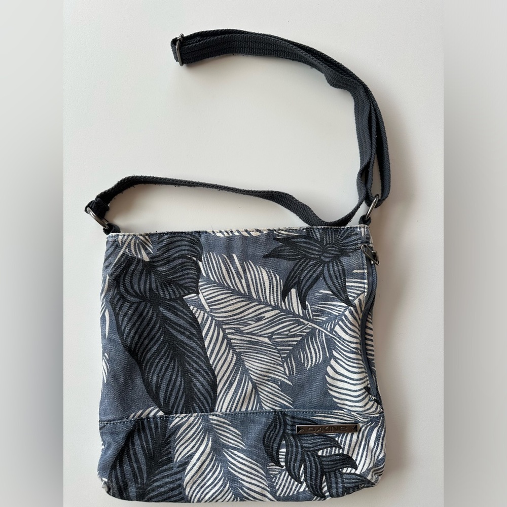 Dakine women’s Jodie cross body bag, side zippered pocket, top zip. Adjustable